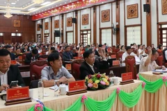 Các đại biểu biểu quyết bãi nhiệm chức vụ Trưởng ban Dân tộc Hội đồng Nhân dân tỉnh Gia Lai. (Ảnh: Hồng Điệp/ TTXVN)