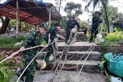 Lực lượng Biên phòng Cô Tô giúp người dân chằng chống tàu thuyền tại nơi neo đậu an toàn. (Ảnh: TTXVN phát)