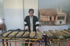 Ông Bo Bo Hùng- cán bộ Trung tâm Văn hóa Thông tin và Thể thao huyện Khánh Sơn giói thiệu đàn đá. (Ảnh: Đặng Tuấn/TTXVN)