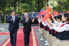 Thiếu nhi Thủ đô chào đón Quốc vương Campuchia Norodom Sihamoni thăm cấp Nhà nước tới Việt Nam. (Ảnh: Lâm Khánh/TTXVN)