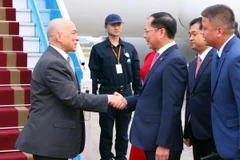 Phó Thủ tướng, Bộ trưởng Ngoại giao Bùi Thanh Sơn đón Quốc vương Campuchia Norodom Sihamoni tại Sân bay quốc tế Nội Bài, Hà Nội. (Ảnh: Phạm Kiên/TTXVN)