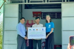 Ông Lê Văn Sử, Phó Chủ tịch Ủy ban Nhân dân tỉnh Cà Mau và bà Ramla Khalidi, Trưởng đại diện UNDP tại Việt Nam trao tặng nhà an toàn cho một hộ dân. (Nguồn: GCF)