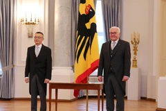Đại sứ Vũ Quang Minh (trái) và Tổng thống Đức Frank-Walter Steinmeier tại Lễ trình Quốc thư. (Ảnh: Phương Hoa/TTXVN)