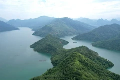 Những dãy núi đá vôi trùng điệp hòa quyện với làn nước xanh biếc tạo ra một bức tranh thiên nhiên kỳ vỹ, nguyên sơ. (Ảnh: Quý Trung/ TTXVN)