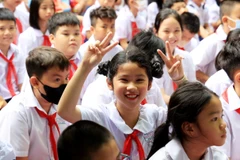 Học sinh trường Tiểu học Phạm Ngọc Thạch (phường 13, quận Phú Nhuận, Thành phố Hồ Chí Minh) vui mừng chào đón năm học mới 2023- 2024. (Ảnh: Hồng Đạt/TTXVN)