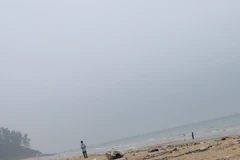 Hà Tĩnh: Bãi biển Thiên Cầm ngổn ngang rác trước mùa du lịch