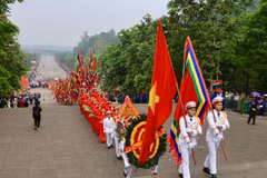 Đoàn hành lễ lên đỉnh Nghĩa Lĩnh linh thiêng. (Ảnh: Nhật Anh/TTXVN)