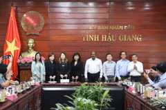 Chủ tịch UBND tỉnh Hậu Giang Đồng Văn Thanh chụp ảnh cùng đại diện các doanh nghiệp Singapore. (Ảnh: Hồng Thái/TTXVN)