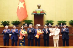 Các đồng chí lãnh đạo Đảng, Nhà nước tặng hoa chúc mừng Phó Chủ tịch Quốc hội Nguyễn Thị Thanh, Phó Thủ tướng Chính phủ Lê Thành Long và Bộ trưởng Bộ Công an Lương Tam Quang. (Ảnh: Thống Nhất/TTXVN)