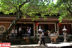 Du khách thập phương đến vãn cảnh chùa Tây Phương vào ngày lễ, ngày rằm. (Nguồn: Báo ảnh Việt Nam)