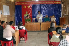 Chính quyền xã Đăk Tăng (huyện Kon Plông) hướng dẫn người dân ứng phó khi động đất xảy ra. (Ảnh: Cao Nguyên/TTXVN)