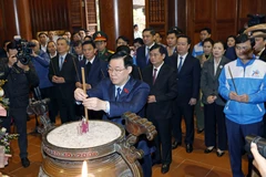 Chủ tịch Quốc hội Vương Đình Huệ dâng hương tưởng niệm Bác Hồ tại Khu Di tích Lịch sử Quốc gia Đặc biệt Kim Liên (xã Kim Liên, huyện Nam Đàn). (Ảnh: Nhan Sáng/TTXVN)