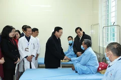 Chủ tịch nước Võ Văn Thưởng thăm hỏi bệnh nhân tại Trung tâm Y tế huyện Thanh Liêm. (Ảnh: Thống Nhất/TTXVN)