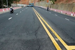 Địa điểm xảy ra vết nứt ngay đầu đèo Prenn đoạn cửa ngõ vào trung tâm thành phố Đà Lạt. (Ảnh: Chu Quốc Hùng/ TTXVN)