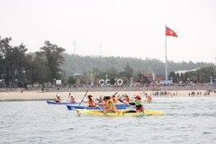 Giải đua thuyền Kayak cũng là dịp để huyện đảo Cô Tô quảng bá hình ảnh đến du khách. (Ảnh: Thanh Vân/ TTXVN)