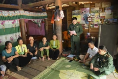 Bộ đội Biên phòng Điện Biên tuyên truyền pháp luật cho người dân khu vực biên giới. (Ảnh: Xuân Tư/TTXVN)
