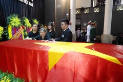 Bà Đặng Thị Phúc, giáo viên tiểu học của Tổng Bí thư Nguyễn Phú Trọng, năm nay đã 92 tuổi, sức khỏe đã giảm nhiều nhưng vẫn đến Nhà tang lễ Quốc gia số 5 Trần Thánh Tông đễ được tiễn biệt học trò lần cuối. (Ảnh: TTXVN)