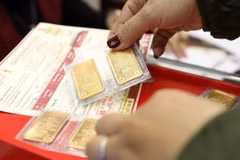 Chiều 8/8, giá vàng trong nước chạm ngưỡng 124,4 triệu đồng/lượng (Ảnh: Vietnam+)