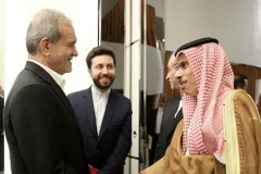Tổng thống Iran Masoud Pezeshkian gặp Ngoại trưởng Saudi Arabia Faisal bin Farhan Al Saud. (Nguồn: Reuters)
