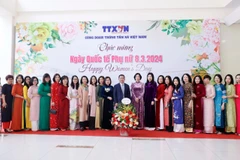 Tổng Giám đốc TTXVN Vũ Việt Trang (giữa) chụp ảnh lưu niệm cùng các nữ công đoàn viên TTXVN. (Nguồn: TTXVN)