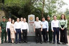 Thủ tướng Phạm Minh Chính kiểm tra khu vực cột mốc biên giới 1116 tại Cửa khẩu quốc tế Hữu Nghị, tỉnh Lạng Sơn. (Ảnh: Dương Giang/TTXVN)