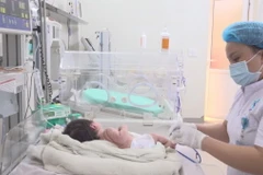 Điều dưỡng chăm sóc trẻ sinh non bị các bệnh lý nặng tại Khoa Sơ sinh, Bệnh viện Sản-Nhi Quảng Ngãi. (Ảnh: TTXVN phát)