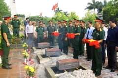 An táng 3 hài cốt liệt sỹ tại Nghĩa trang Liệt sỹ thị xã Quảng Trị. (Ảnh: Nguyên Linh/TTXVN)