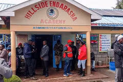 Người dân tập trung tại Học viện Hillside Endarasha ở Nyeri, Kenya sau vụ cháy ký túc xá, ngày 6/9/2024. (Ảnh: THX/TTXVN)