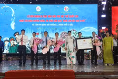 Lãnh đạo thành phố Sa Đéc nhận chứng nhận Di sản Văn hóa phi vật thể Quốc gia Nghề thủ công truyền thống, Tri thức dân gian “Nghề làm bột gạo Sa Đéc.”(Ảnh: Nguyễn Văn Trí/TTXVN)