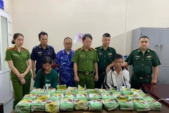 Hai đối tượng vận chuyển ma túy bị bắt giữ. (Ảnh: TTXVN phát)