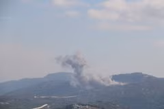 Khói bốc lên sau cuộc không kích của Israel xuống Kafr Kila, Liban ngày 28/8/2024. (Ảnh: THX/TTXVN)