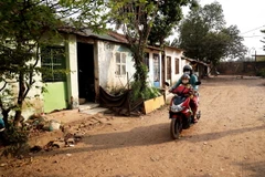 Khu công nghiệp Biên Hòa 1 có cư xá Cogido xây dựng từ trước 1975, dành cho cán bộ, công nhân làm việc tại đây. Sau hơn nửa thế kỷ tồn tại, khu cư xá hiện lụp xụp, xuống cấp, nhiều cư dân đã dọn đi hoặc cho thuê lại. (Ảnh: Hồng Đạt/TTXVN)