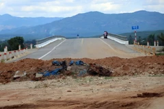 Cầu số 3 bắc qua sông Đăk Bla (thành phố Kon Tum) đã hoàn thành được 3 năm nhưng công tác đền bù, giải phóng mặt bằng phục vụ thi công đường dẫn hai đầu cầu vẫn chưa hoàn thành. (Ảnh: Cao Nguyên/TTXVN)