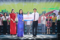 Quyền Chủ tịch nước Võ Thị Ánh Xuân trao 300 suất học bổng trị giá 300 triệu đồng tặng các em học sinh dân tộc thiểu số vượt khó học giỏi trên địa bàn tỉnh Điện Biên tại Lễ phát động Tháng Nhân đạo cấp Quốc gia năm 2024. (Ảnh: Phan Quân/TTXVN)