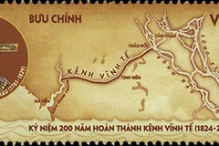 Mẫu tem "Kỷ niệm 200 năm hoàn thành kênh Vĩnh Tế (1824 - 2024)", do họa sỹ Nguyễn Du của Tổng công ty Bưu điện Việt Nam thiết kế. (Ảnh: VNP)