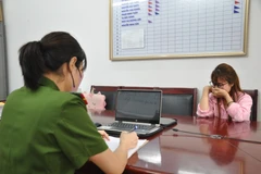 Đối tượng Vũ Thị Tuyết tại cơ quan công an. (Ảnh: TTXVN phát)