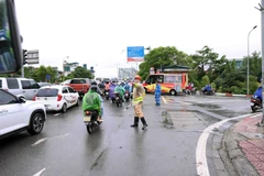 Lực lượng chức năng tổ chức phân luồng giao thông tại đầu cầu Chương Dương (phía quận Long Biên). (Ảnh: Vũ Sinh/TTXVN)