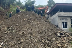 Chính quyền địa phương và các lực lượng chức năng tỉnh Bắc Kạn tại hiện trường, tiếp cận để cứu hộ, cứu nạn các nạn nhân. (Ảnh: TTXVN phát)