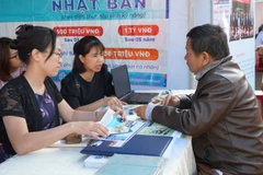 Các doanh nghiệp tư vấn, giới thiệu việc làm cho người lao động. (Ảnh: Hoài Nam/TTXVN)