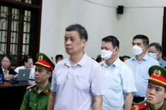 Các bị cáo: Nguyễn Mạnh Thừa (trái), cựu giám đốc Công ty Lilama; Nguyễn Văn Vịnh (thứ 2 từ trái qua) - cựu Bí thư Tỉnh ủy Lào Cai; Bị cáo Doãn Văn Hưởng (thứ 3 từ trái qua) - cựu Chủ tịch Ủy ban Nhân dân tỉnh Lào Cai tại phiên tòa. (Ảnh: Quốc Khánh/TTXVN)