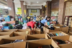 Người dân Lâm Đồng phân loại, đóng gói hàng cứu trợ cho đồng bào vùng lũ ở các tỉnh phía Bắc. (Ảnh: TTXVN phát)