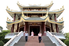 Đền thờ Nguyễn Đình Chiểu xây dựng theo mẫu kiến trúc trùng thiềm điệp ốc, mái là ngói âm dương. (Ảnh: Hồng Đạt/TTXVN)