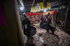 Theo quan niệm của người Dao Tiền ở Hoà Bình, những người mất khi còn trẻ do tai nạn, bệnh tật hoặc hy sinh vì chiến tranh sẽ được cầu siêu trong Lễ “Đám chay”. (Ảnh: Trọng Đạt/TTXVN)