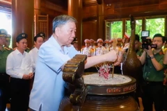 Bộ trưởng Bộ Công an Tô Lâm dâng hương tưởng niệm Chủ tịch Hồ Chí Minh. (Ảnh: Trịnh Duy Hưng/TTXVN)
