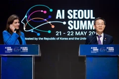 Bộ trưởng Khoa học Đổi mới-Công nghệ của Vương quốc Anh Michelle Donelan và Bộ trưởng Bộ Khoa học Công nghệ Thông tin-Truyền thông Hàn Quốc Lee Jong Ho tại Hội nghị thượng đỉnh toàn cầu về trí tuệ nhân tạo ở Hàn Quốc ngày 22/4/2024. (Ảnh: Đức Thắng/ TTXVN)