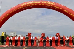 Phó Chủ tịch nước Võ Thị Ánh Xuân cùng lãnh đạo Bộ Giao thông Vận tải, thành phố Cần Thơ và tỉnh An Giang cắt băng khánh thành tuyến tránh thành phố Long Xuyên. (Ảnh: Thanh Sang/TTXVN)