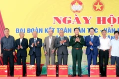 Đại tướng Nguyễn Tân Cương trao quà của Bộ Quốc phòng cho người có công, người cao tuổi, hộ nghèo, cận nghèo của thôn Trung Liêu. (Ảnh: Nguyễn Chinh/TTXVN)
