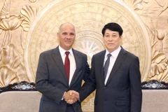 Thường trực Ban Bí thư Lương Cường và Tổng Bí thư Đảng Cộng sản Bồ Đào Nha Paulo Raimundo. (Ảnh: Phương Hoa/TTXVN)