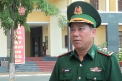 Thượng tá Nguyễn Văn Hiệp, Chính uỷ Bộ đội Biên phòng tỉnh An Giang trả lời phỏng vấn phóng viên TTXVN. (Ảnh: Công Mạo/TTXVN)