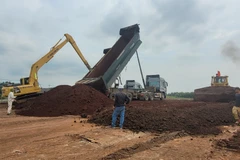 Thi công đổ đất đắp nền trên tuyến dự án thành phần 3 Cao tốc Biên Hòa-Vũng Tàu. (Ảnh: Hoàng Nhị/TTXVN)